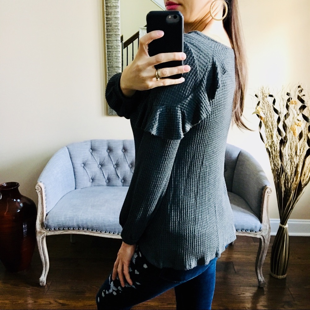 ✨NEW✨Adorable Ruffle Top - Picture 4 of 7